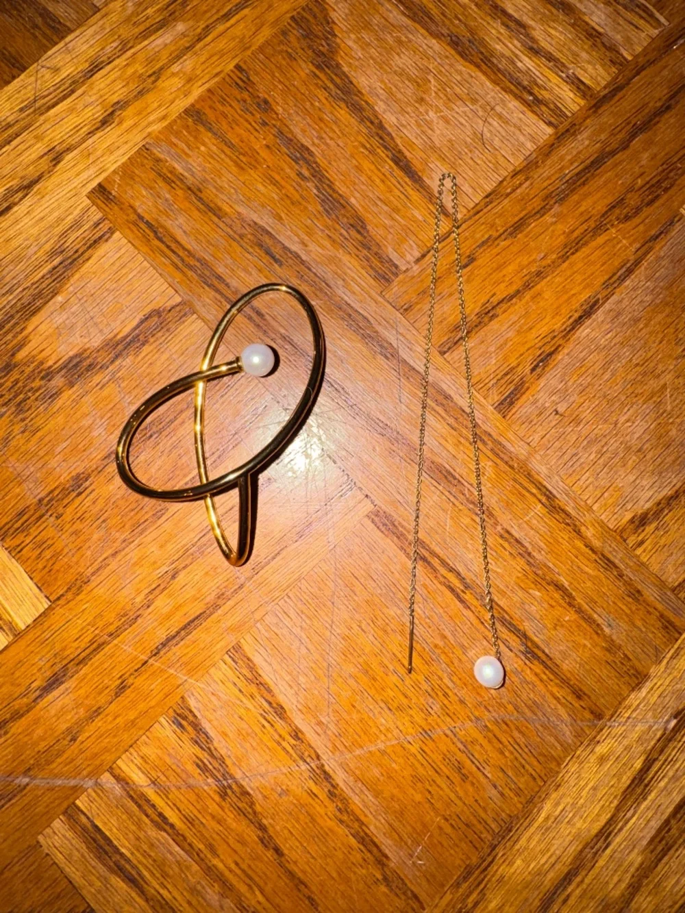 MAM asymmetrical ear piece, one cuff and one dangling